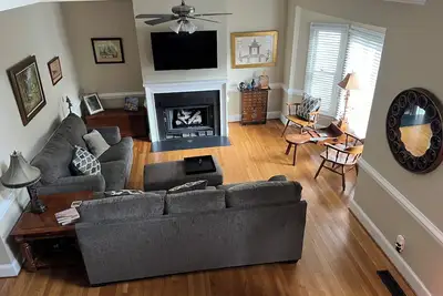 Image de Charming 2 Br townhome with office. Great central location near airport!