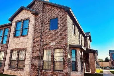 Image de Charming 2-bedroom townhome with an office