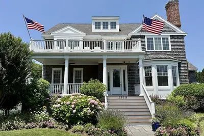 Image de 6 Bedrooms with a Pool! - One block from the beach - The Seahaven