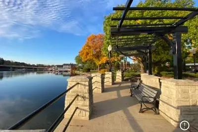Image de On the Fox\/River access\/Kayaks\/Deck with lounging and dining\/Free Parking