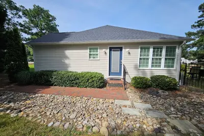 Image de Sam's Place. New Listing! Relax in the hot tub after a day of golf!
