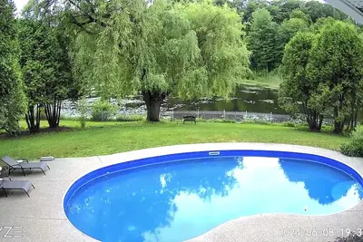Image de Bord de l’eau _ piscine chauffée_ 4 chambres_ un acre yard_ fire pit