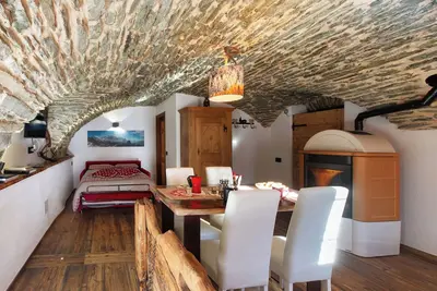 Image de Appartement \"La Cachette\" avec vue sur les montagnes, terrasse privée et Wi-Fi