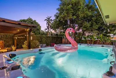 Image de 5 Mins. to Beach~Huge Swim Spa~Big Backyard~