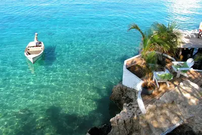 Image de Oceanfront Caribbean styled bungalow situated on a clip above the Caribbean Sea.
