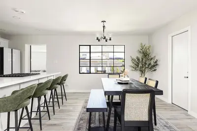 Image de New Stylish Retreat near Old Town, Pool, Free Hot Tub, Pet-Friendly!