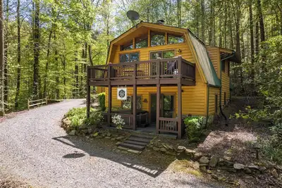 Image de Cabin in the mountains with hot tub!