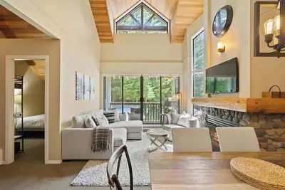 Image de Superb Village Location! Walk to Skiing, Parking