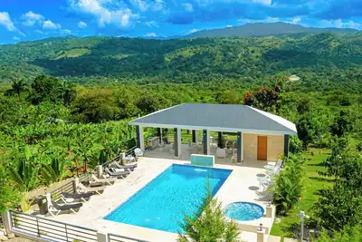 Image de \"Breathtaking Getaway Villa\" Tailored and Designed for Couples and Small Groups