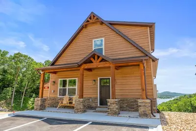 Image de Stunning New Lakeview 4br/4ba Vacation home + Private hot tub at Table Rock Lake