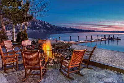 Image de 𝐅𝐢𝐧𝐝𝐢𝐧𝐠 𝐌𝐞𝐢𝐥𝐢 Gorgeous Lakeside Beach High Sierra Resort+Amenities