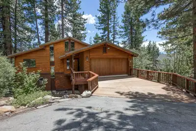Image de Lunar Lakeview Haven