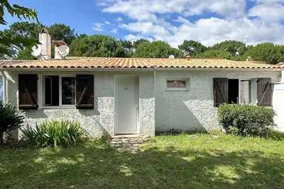 Image de Maison de vacances rénovée à La Palmyre - 2 chambres, proche mer et commerces, patio privé.
