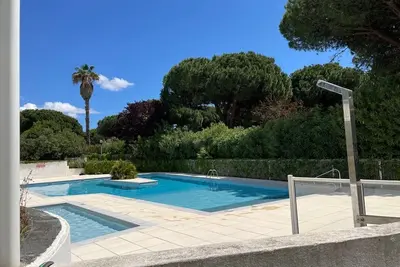 Image de Appartement rénové avec terrasse, piscine, parking, et Wifi - 6 couchages, proche commerces