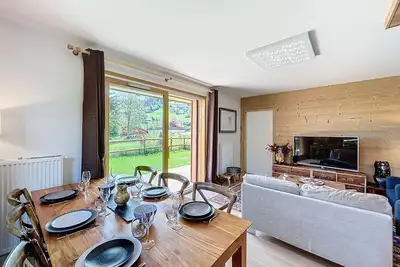 Appartement neuf 3 chambres à Combloux, vue Mont Blanc, jardin, parking, wifi