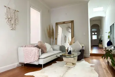 Image de 10min Cbd & Airport | Parking | 5min to bus&train