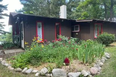 Image de Cozy waterfront sunset cottage on Herendeene Lake in Lake Ann, Dock, Dog ok