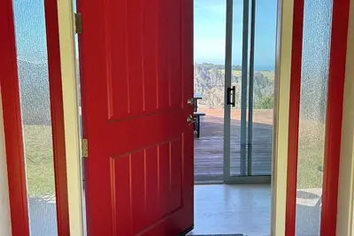 Modern and Immaculate House, with 30 Acres of Privacy and Panoramic Views
