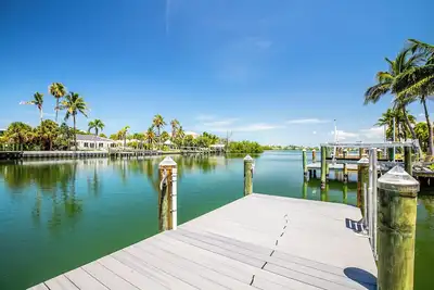Image de Quiet peaceful home on the canal with a dock; 2 minute walk to St Armands Circle