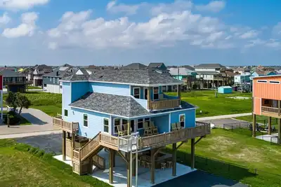 Image de Gorgeous 4 bedroom, outdoor bar w/Tv, Gulf Views, minutes to the beach!
