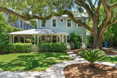 Image de The Beach is calling you at The Porch Side Cottage, sleeps 9