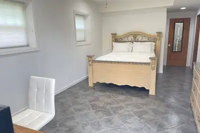 Image de “Spacious Suite Near Princeton” with “Private Bath In The Room”