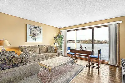 Image de Beautiful Lake View 2 Bed 2 Bath\n