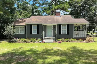 Image de Super Cozy Cottage is updated, fully stocked and close to Downtown Thomasville!