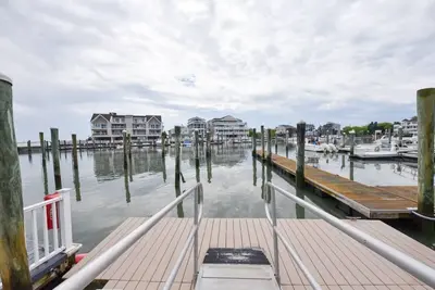 Image de Mermaids Cove \nWaterfront Townhome Spectacular Views, Views, Views! \n