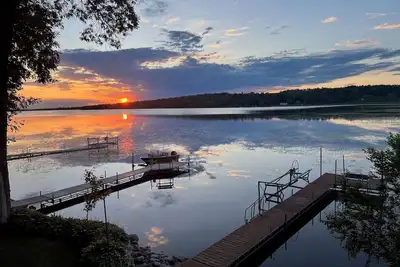 Image de New Cozy Lakeside Retreat, Gorgeous Sunset Views and Firepit!