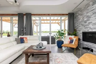 Image de Lakefront 4 Bedroom house with it's own Beach. \n