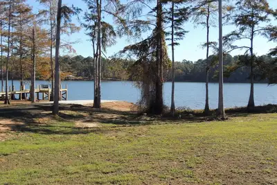 Image de Beautiful Oasis only steps away from the lake