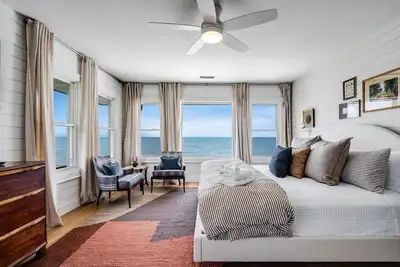 Image de Your Luxury Waterfront Retreat!