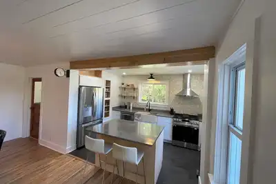 Image de Ironton Stone Cottage, walk to Lake Charlevoix beach.