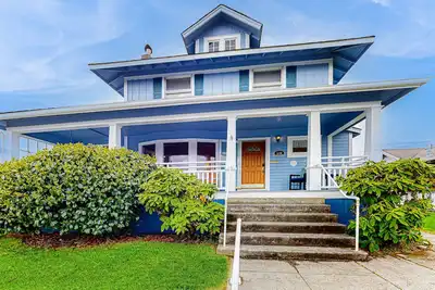 Image de Spacious home two blocks from the beach; free wifi and onsite washer & dryer
