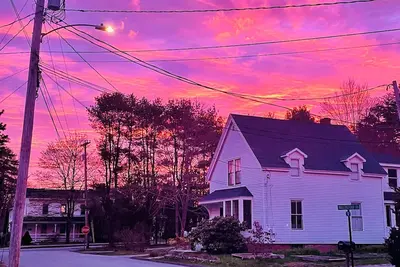 Image de Sunny historic home on quiet street. Walk to all of Freeport Village!