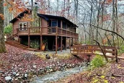 Image de Cozy cabin sitting directly on multiple creeks for the most relaxing stay.