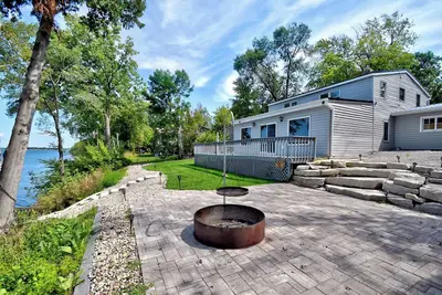 Image de Lakefront property