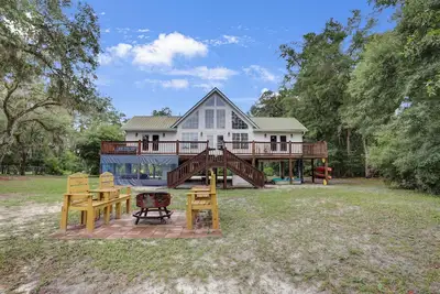 Image de Luxurious Stay overlooking the beautiful Suwannee River! 3 bed/3 bath House!