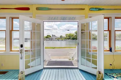 Image de Charming waterfront home with patio, W\/D, & amazing location