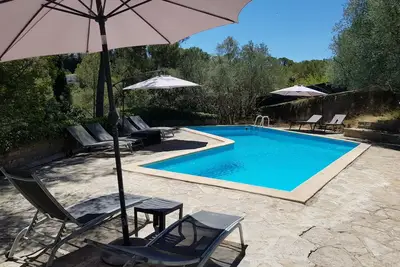 Image de maison côté jardin avec piscine
