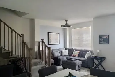 Image de New home Sleeps 10 in Wasaga Beach, 4 minute drive to beach and other amenities.