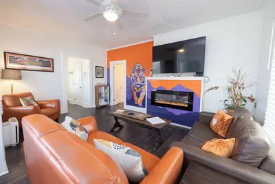 Image de Renovated Bungalow 1 Block from Downtown Seneca! 7 miles from Clemson!