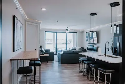 Image de Spacious Custom Topsider Lakefront Condo with two swimming pools