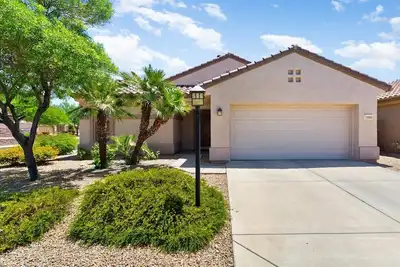 Image de Home In The Grand! Walking Distance To Amenities!