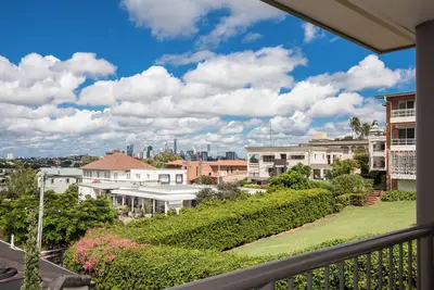 Image de Executive Three Bedroom Two Level Spacious Home with Pool and Parking for Two