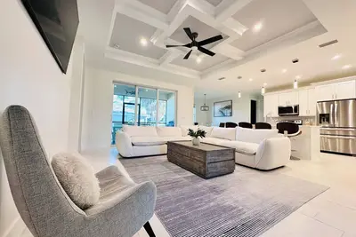 BlessedVeniceOasis, Luxury Beach House - 5 Minutes to Beach, Brand New!