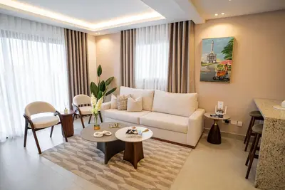 Image de Monumental Suite: Elegant Modern Apt, Stunning City Views & Rooftop Pool.