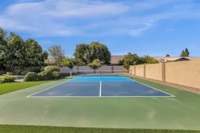 Image de Pickleball, Pool, Hot tub, Firepit, Mini-putt, 5 BRs, Sleeps up to 15! Luxury