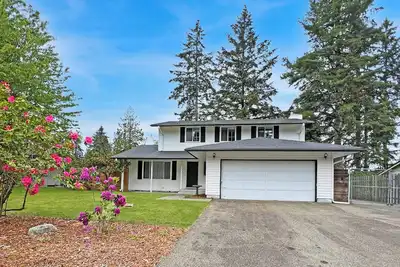 Image de Entire home in Port Orchard, Washington with Game Room, Fire Pit and Rv Parking